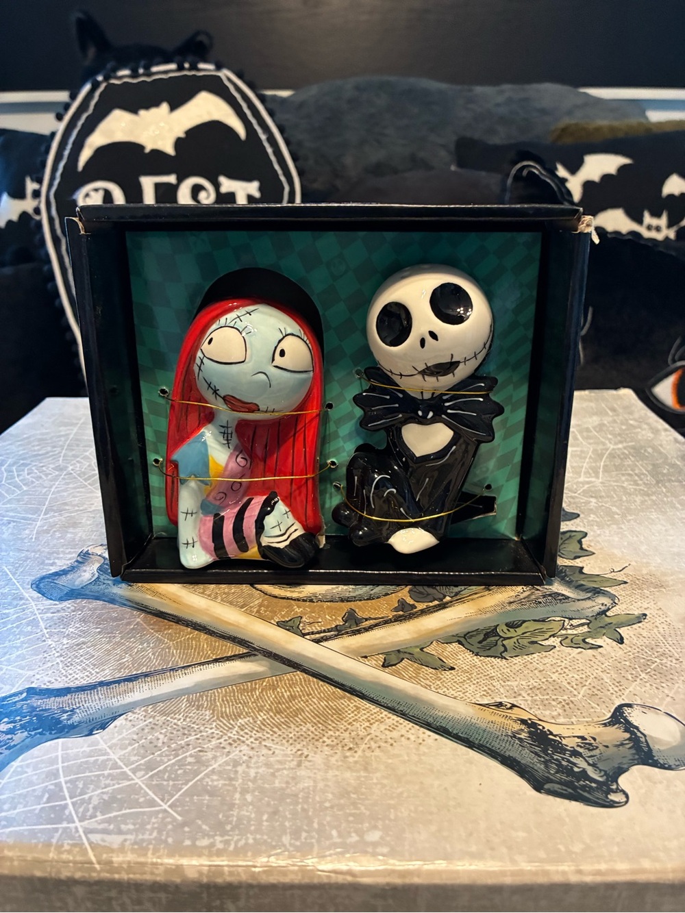 Disney The Nightmare Before Christmas Black and White Salt & Pepper Shakers NEW - Picture 3 of 7